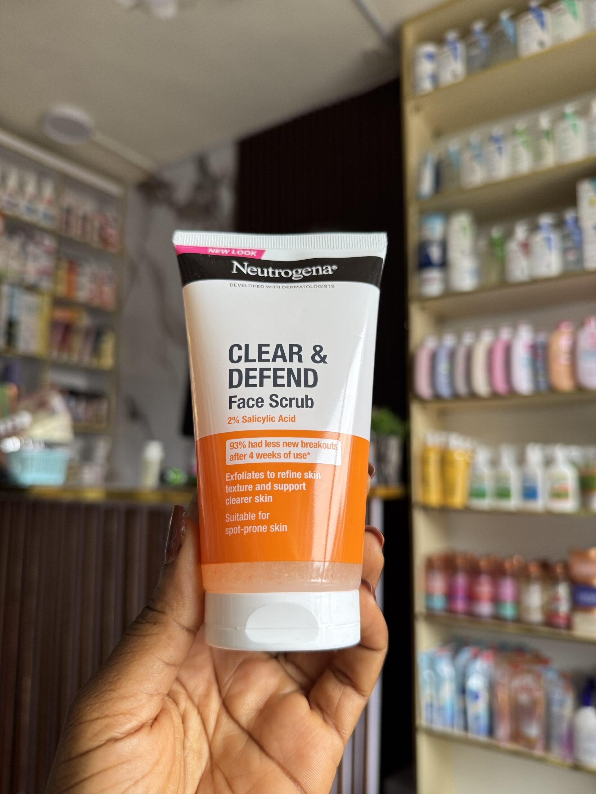 NEUTROGENA clear and defend face scrub
